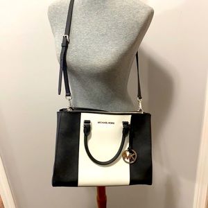 Michael Kors Jet Set Purse